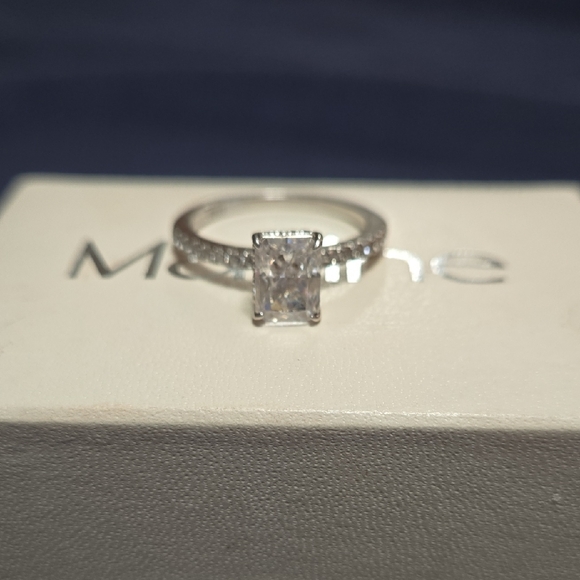 Maxine of Hollywood Silver Sparkling Ring - Picture 4 of 4